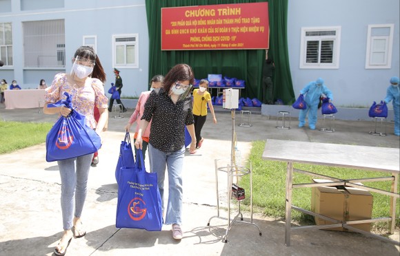 Chủ tịch HĐND TPHCM Nguyễn Thị Lệ cùng các đại biểu trao tận tay 10.000 phần quà hỗ trợ người dân ảnh 10