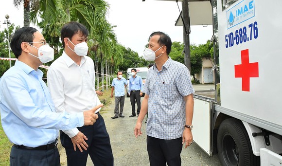 Lãnh đạo TPHCM thăm, động viên người dân và lực lượng tuyến đầu chống dịch Covid-19 ảnh 10