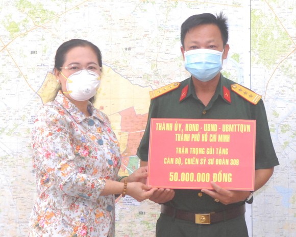 Chủ tịch HĐND TPHCM Nguyễn Thị Lệ thăm, động viên cán bộ, chiến sĩ quân đội tham gia phòng chống dịch ảnh 1