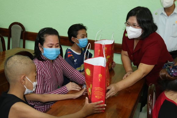 Phó Trưởng Đoàn ĐBQH TPHCM Văn Thị Bạch Tuyết trao quà trung thu tới bệnh nhi tại Bệnh viện Nhi đồng 2. Ảnh: LONG HỒ
