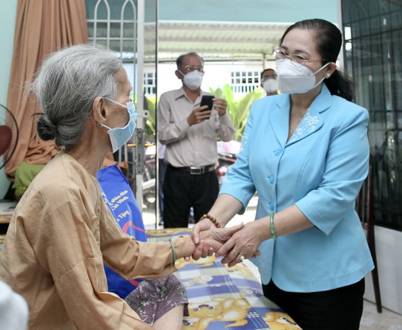Chủ tịch HĐND TPHCM Nguyễn Thị Lệ thăm, chúc thọ người cao tuổi tại huyện Hóc Môn ảnh 1