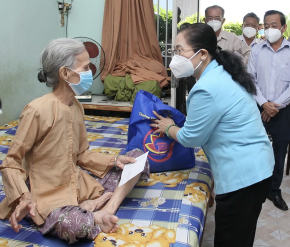 Chủ tịch HĐND TPHCM Nguyễn Thị Lệ thăm, chúc thọ người cao tuổi tại huyện Hóc Môn ảnh 2