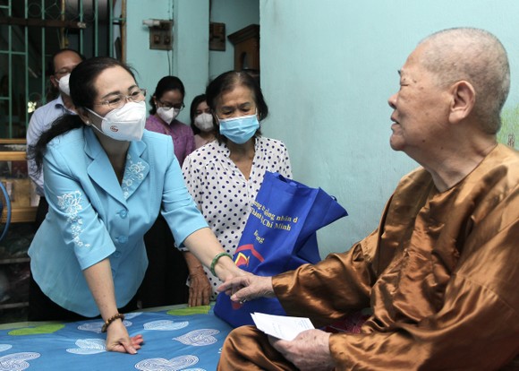 Chủ tịch HĐND TPHCM Nguyễn Thị Lệ thăm, chúc thọ người cao tuổi tại huyện Hóc Môn ảnh 3