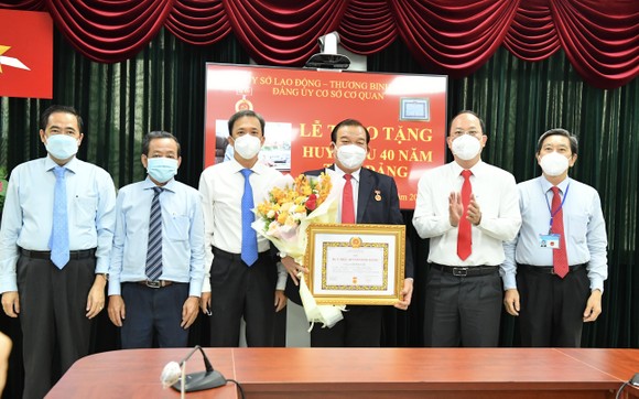 Giám đốc Sở LĐTB-XH TPHCM Lê Minh Tấn nhận Huy hiệu 40 năm tuổi Đảng ảnh 2