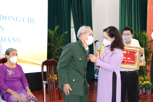 19 đảng viên nhận Huy hiệu Đảng nhân kỷ niệm Cách mạng Tháng 10 Nga ảnh 1