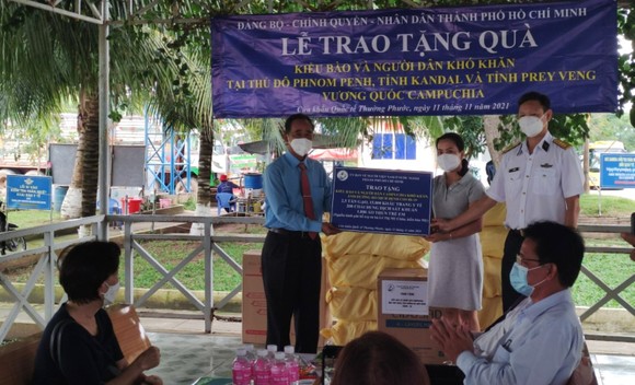 TPHCM trao 1,5 tỷ đồng hỗ trợ kiều bào  và người dân Campuchia bị ảnh hưởng bởi dịch Covid-19 ảnh 3