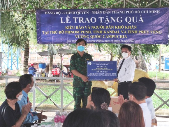 TPHCM trao 1,5 tỷ đồng hỗ trợ kiều bào  và người dân Campuchia bị ảnh hưởng bởi dịch Covid-19 ảnh 4