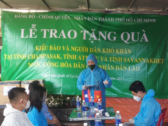 TPHCM hỗ trợ kiều bào và người dân Lào bị ảnh hưởng bởi dịch Covid-19 ảnh 2