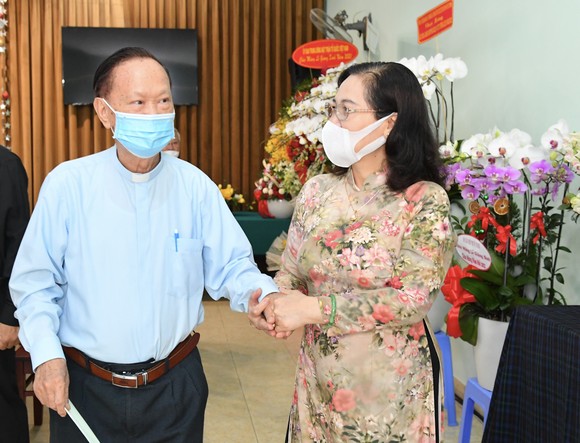 Chủ tịch HĐND TPHCM Nguyễn Thị Lệ thăm hỏi Linh mục Phan Khắc Từ. Ảnh: VIỆT DŨNG