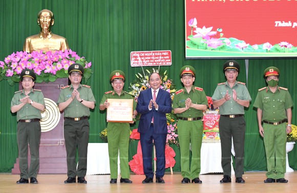 Chủ tịch nước Nguyễn Xuân Phúc: Công an TPHCM phải kéo giảm tội phạm cướp giật, trộm cắp ảnh 3