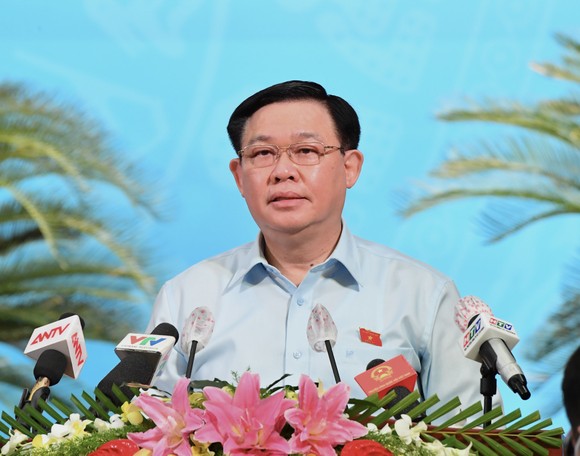 Chủ tịch Quốc hội Vương Đình Huệ chúc tết người nghèo và lực lượng tuyến đầu tại TPHCM ảnh 1