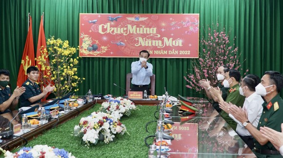 Bí thư Thành ủy TPHCM Nguyễn Văn Nên chúc tết quân đội, công an trong đêm giao thừa ảnh 5
