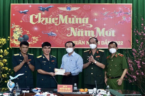 Bí thư Thành ủy TPHCM Nguyễn Văn Nên chúc tết quân đội, công an trong đêm giao thừa ảnh 6