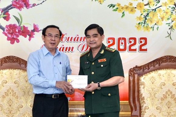 Bí thư Thành ủy TPHCM Nguyễn Văn Nên chúc tết quân đội, công an trong đêm giao thừa ảnh 11