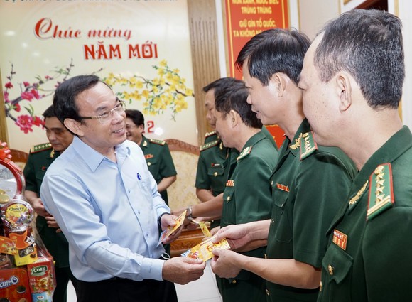Bí thư Thành ủy TPHCM Nguyễn Văn Nên chúc tết quân đội, công an trong đêm giao thừa ảnh 12
