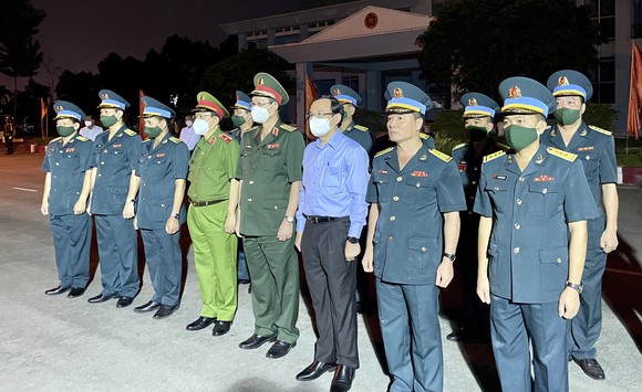 Bí thư Thành ủy TPHCM Nguyễn Văn Nên chúc tết quân đội, công an trong đêm giao thừa ảnh 4