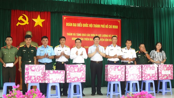 Đoàn đại biểu Quốc hội TPHCM thăm, tặng quà các đơn vị lực lượng vũ trang tại Côn Đảo ảnh 3