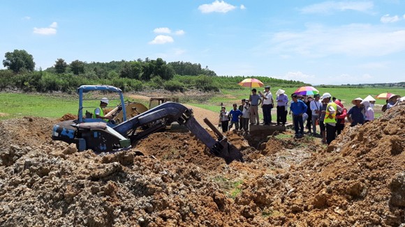 Đang khai quật cống xả ngầm của AB Mauri thải ra sông La Ngà ảnh 1