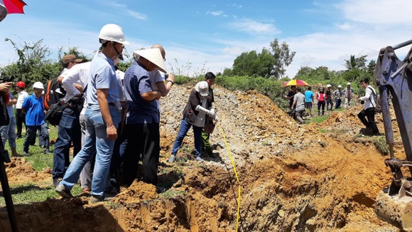 Đang khai quật cống xả ngầm của AB Mauri thải ra sông La Ngà ảnh 2