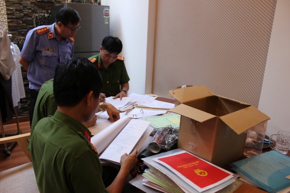Vụ buôn lậu xăng giả “khủng“: Khám xét 10 điểm kinh doanh xăng dầu tại Bình Dương, TPHCM bắt khẩn cấp vợ chồng chủ cây xăng ảnh 5