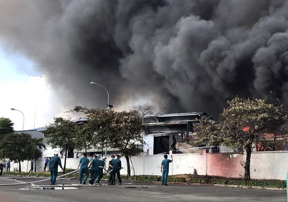 Cháy lớn trong khu công nghiệp ở Đồng Nai ảnh 1