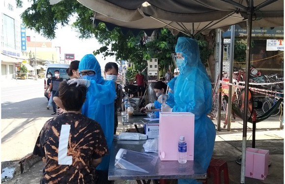 Cơ quan y tế lấy mẫu xét nghiệm cho người dân ở huyện Thống Nhất