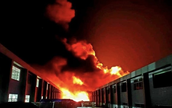 Điều tra nguyên nhân vụ cháy thiêu rụi gần 6.000 m2 nhà xưởng tại khu công nghiệp Suối Tre ảnh 1
