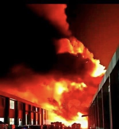 Điều tra nguyên nhân vụ cháy thiêu rụi gần 6.000 m2 nhà xưởng tại khu công nghiệp Suối Tre ảnh 2