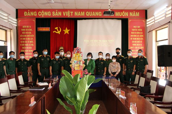 Đồng chí Văn Thị Bạch Tuyết thăm, chúc tết nhiều đơn vị, cá nhân ở quận 7 và huyện Nhà Bè ảnh 1