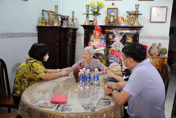 Đồng chí Văn Thị Bạch Tuyết thăm, chúc tết nhiều đơn vị, cá nhân ở quận 7 và huyện Nhà Bè ảnh 2