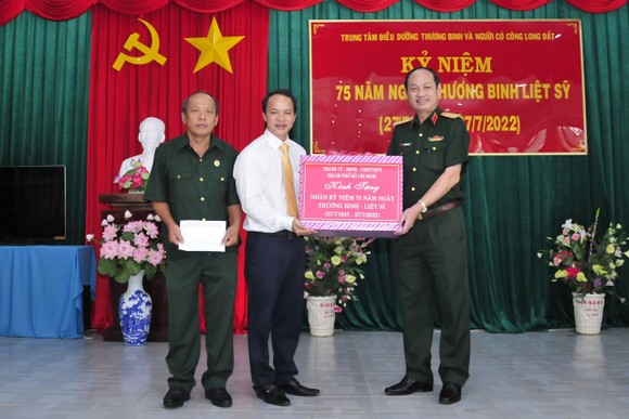 Bộ Tư lệnh TPHCM thăm, tặng quà Trung tâm Điều dưỡng thương binh và người có công Long Đất ảnh 1