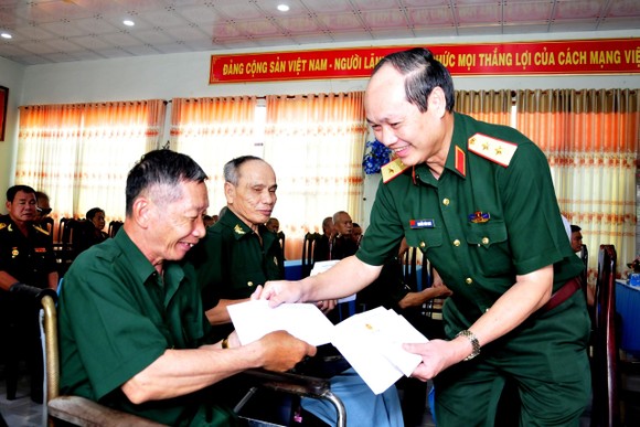Bộ Tư lệnh TPHCM thăm, tặng quà Trung tâm Điều dưỡng thương binh và người có công Long Đất ảnh 2