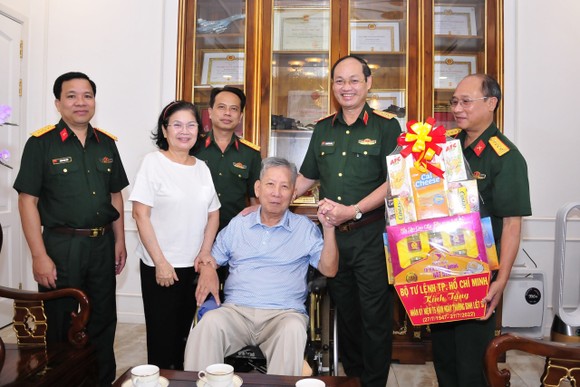 Bộ Tư lệnh TPHCM thăm, tặng quà Trung tâm Điều dưỡng thương binh và người có công Long Đất ảnh 3
