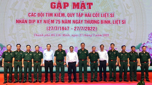 Thủ tướng Phạm Minh Chính gặp mặt các đội tìm kiếm, quy tập hài cốt liệt sĩ. Ảnh: HOÀNG HÙNG