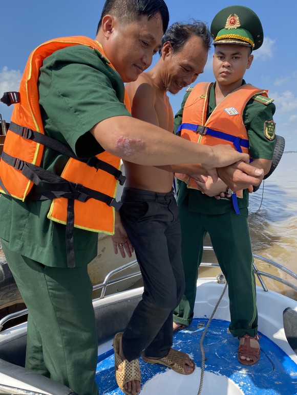 Kịp thời ứng cứu 3 thuyền viên gặp nạn tại khu vực sông Soài Rạp ảnh 1