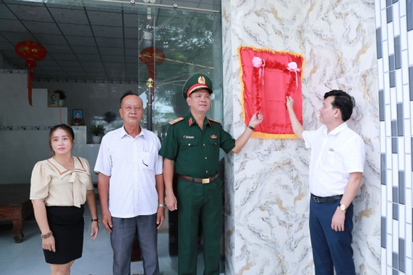 Bàn giao 7 căn nhà cho người dân tại điểm dân cư liền kề chốt dân quân biên giới ảnh 1