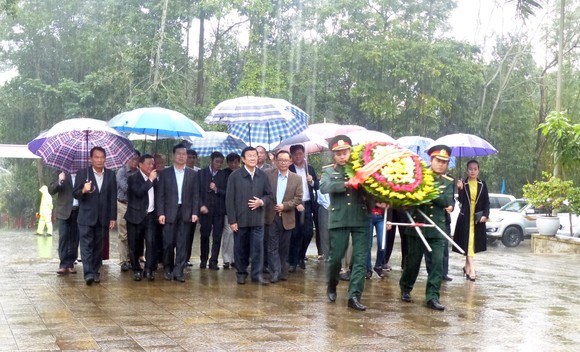 Nguyên Chủ tịch nước Trương Tấn Sang tưởng niệm, tri ân các anh hùng, liệt sĩ tại Vị Xuyên ảnh 1
