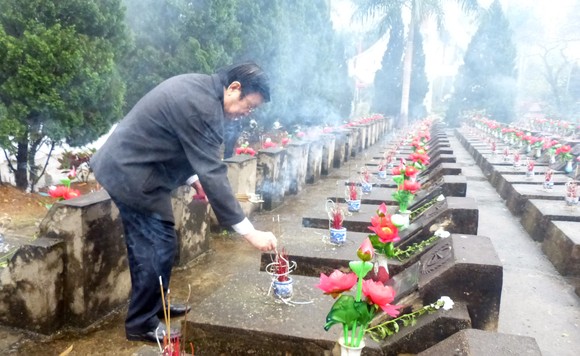 Nguyên Chủ tịch nước Trương Tấn Sang tưởng niệm, tri ân các anh hùng, liệt sĩ tại Vị Xuyên ảnh 4