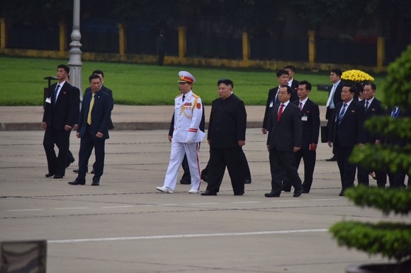 Chủ tịch Triều Tiên Kim Jong-un vào Lăng viếng Chủ tịch Hồ Chí Minh trước khi rời Hà Nội ảnh 3