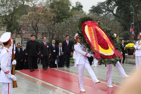 Chủ tịch Triều Tiên Kim Jong-un vào Lăng viếng Chủ tịch Hồ Chí Minh trước khi rời Hà Nội ảnh 11