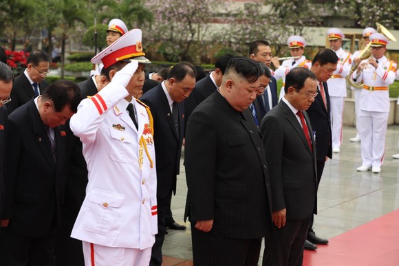 Chủ tịch Triều Tiên Kim Jong-un vào Lăng viếng Chủ tịch Hồ Chí Minh trước khi rời Hà Nội ảnh 14
