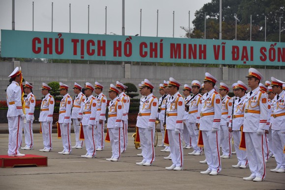 Chủ tịch Triều Tiên Kim Jong-un vào Lăng viếng Chủ tịch Hồ Chí Minh trước khi rời Hà Nội ảnh 2