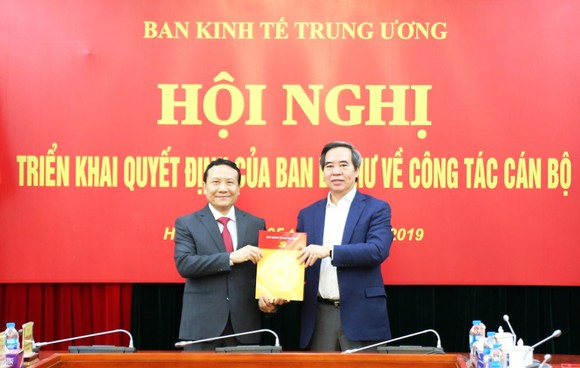 Phó Giám đốc ĐH Quốc gia Hà Nội được bổ nhiệm làm Phó Trưởng Ban Kinh tế Trung ương ảnh 1