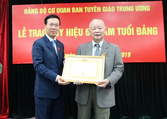 Trao tặng Huy hiệu 60 năm tuổi Đảng cho nguyên Bí thư Thành ủy Hà Nội Lê Xuân Tùng ảnh 1