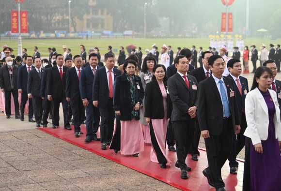 Đại biểu dự Đại hội XIII của Đảng vào Lăng viếng Chủ tịch Hồ Chí Minh ảnh 8