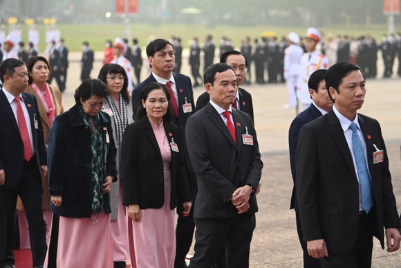 Đại biểu dự Đại hội XIII của Đảng vào Lăng viếng Chủ tịch Hồ Chí Minh ảnh 9