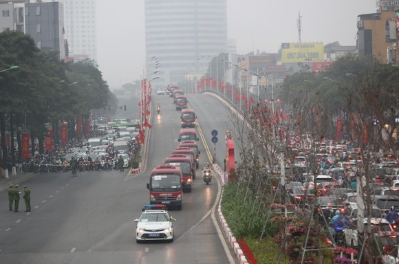 Đại biểu dự Đại hội XIII của Đảng vào Lăng viếng Chủ tịch Hồ Chí Minh ảnh 11