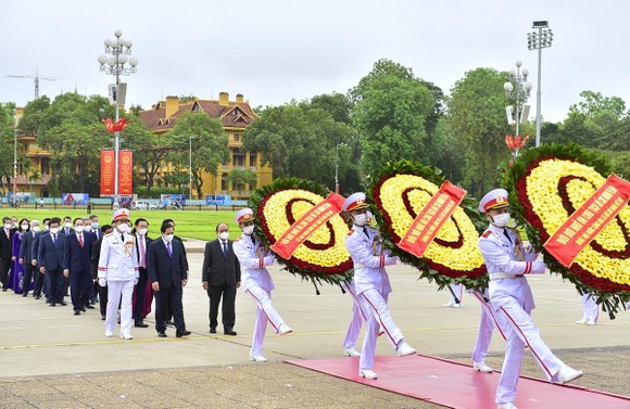 Lãnh đạo Đảng, Nhà nước vào Lăng viếng Chủ tịch Hồ Chí Minh ảnh 1