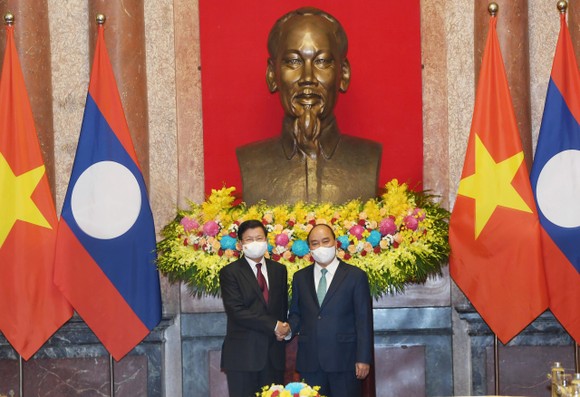 Chủ tịch nước Nguyễn Xuân Phúc hội kiến với Tổng Bí thư, Chủ tịch nước Lào Thongloun Sisoulith ảnh 1