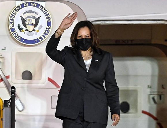 Phó Tổng thống Hoa Kỳ Kamala Harris đến Hà Nội, bắt đầu chuyến thăm Việt Nam ảnh 2